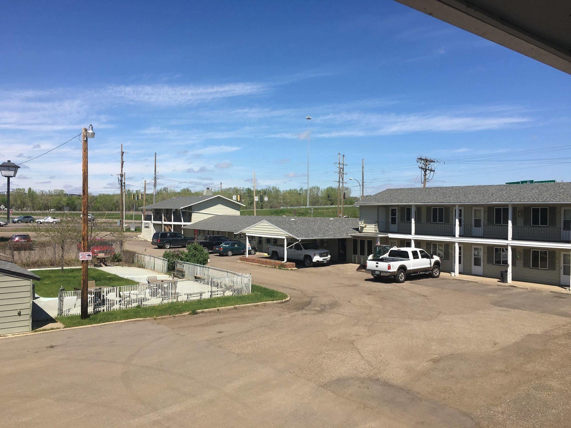 Colonial Motel And Rv Park Mandan Dış mekan fotoğraf