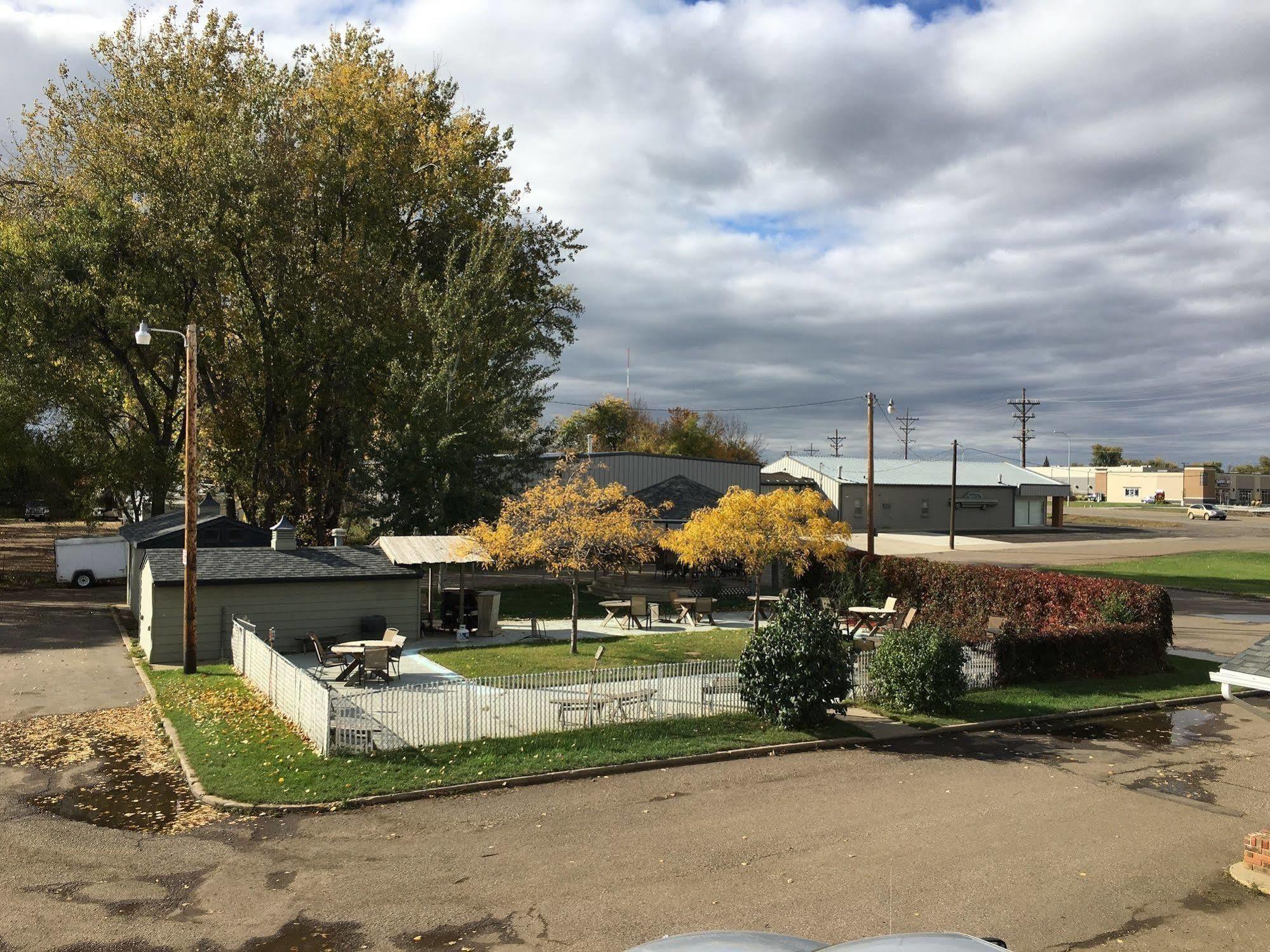 Colonial Motel And Rv Park Mandan Dış mekan fotoğraf